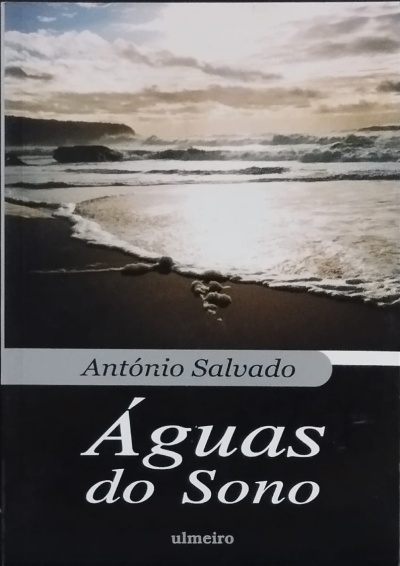 Capa de livro com praia e título Águas do Sono de António Salvado