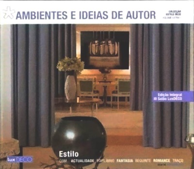 Capa de revista num ambiente interior com cortinas cinzentas, vaso branco e poltronas verdes