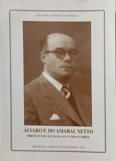 Capa de livro com fotografia em sépia de homem de terno e óculos.