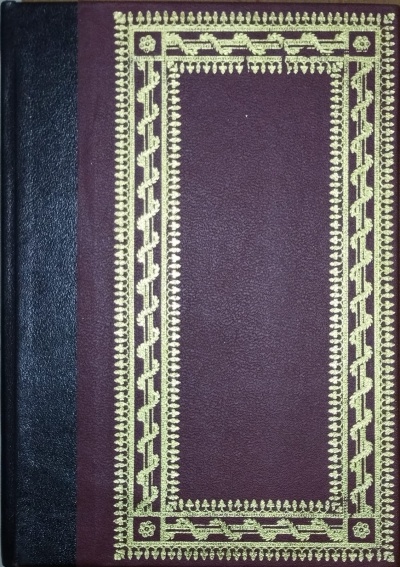 Livro com capa bordô e lombada preta com moldura dourada decorativa