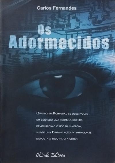 Capa do livro Os Adormecidos de Carlos Fernandes com tema tecnológico e olho, texto em português e fundo azul e negro.