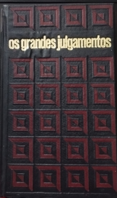 Livro preto com relevo quadrados vermelhos e título amarelo 'os grandes julgamentos'