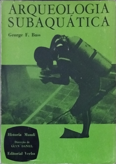 Capa de livro verde e preta com mergulhador e título ARQUEOLOGIA SUBAQUÁTICA