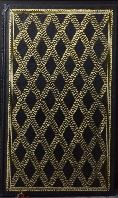 Capa de livro preta com padrão dourado de losangos entrelaçados