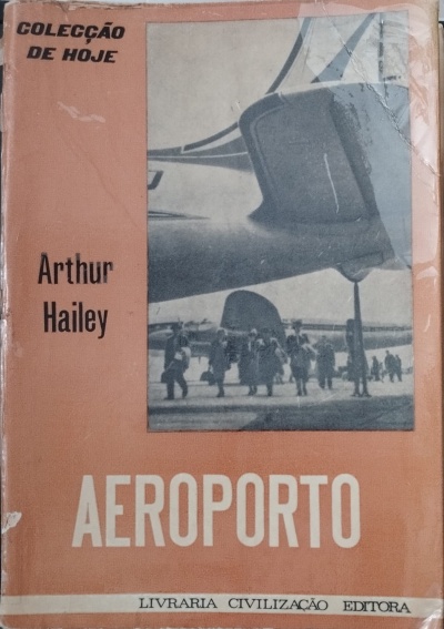 Capa de livro Aeroporto de Arthur Hailey com imagem preto e branco de avião e pessoas no aeroporto
