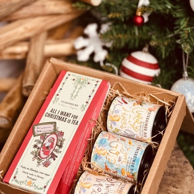 Caixa de presente com chá e frascos em fundo de decoração natalícia