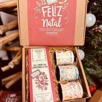 Caixa de presente de Natal com latas e embalagem de chá decoradas em tema natalino