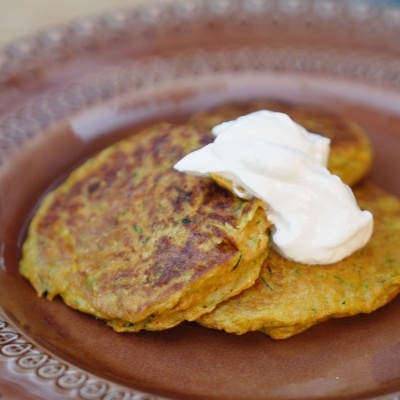 Fritters com travo a caril e molho de iogurte Fritters com travo a caril e molho de iogurte