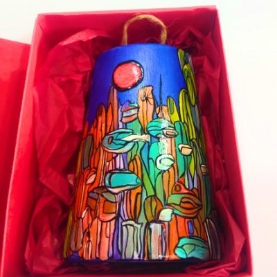 Sino pintado à mão colorido dentro de caixa vermelha