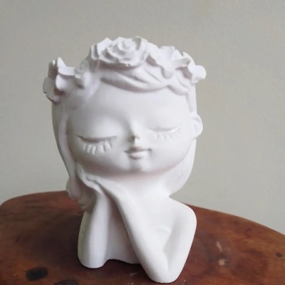 Vaso Menina Amorosa em Gesso Perfumado/Pó Ceramico