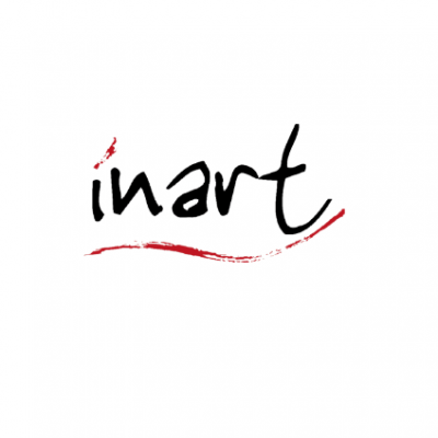 Logotipo da palavra inart em letras pretas com detalhes vermelhos