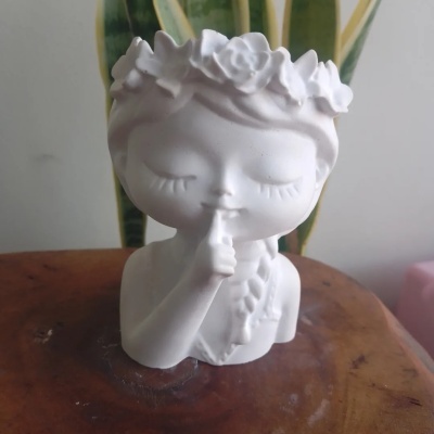 Vaso Menina Guardiã Do Silencio/Segredo em Gesso Perfumado/Pó Ceramico