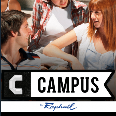 Logótipo Campus By Raphaël com três jovens adultos sentados em roupas casuais