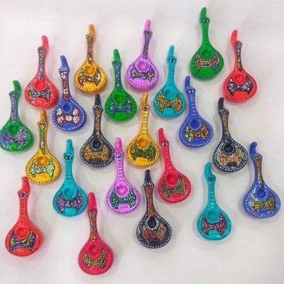 Conjunto colorido de colheres decorativas com padrões florais sobre fundo branco