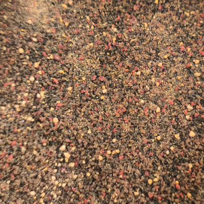 Mistura colorida de especiarias em grãos e moídos