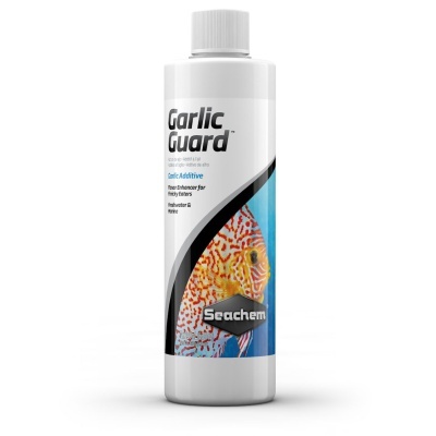 Frasco branco com rótulo para aditivo alimentar Garlic Guard da Seachem com imagem de peixe