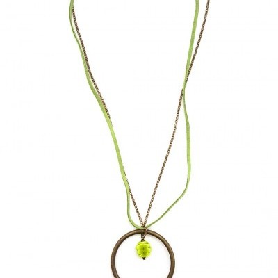 Colar com pendente metálico circular e elementos decorativos verdes e metálicos