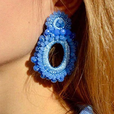 Brinco azul com contas e fios entrelaçados