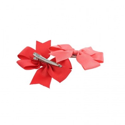 Dois laços vermelhos de tecido com presilha