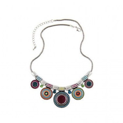 Colar prateado com pendentes redondos coloridos de tecido