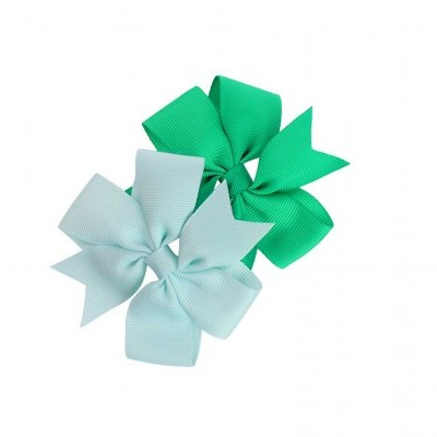 dois laços de cabelo em tecido verde claro e verde escuro sobre fundo branco