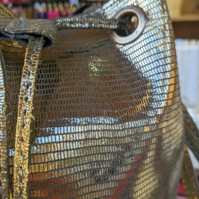 Mala redonda Dourada Pele