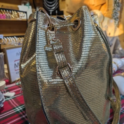 Mala redonda Dourada Pele