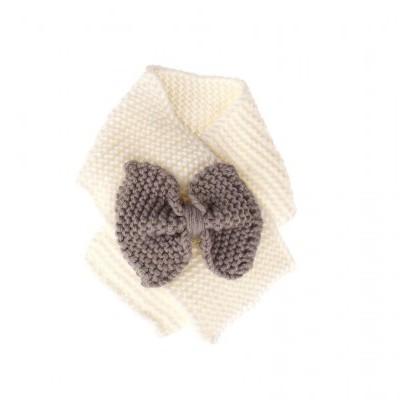 Cachecol branco com laço cinza em tricô