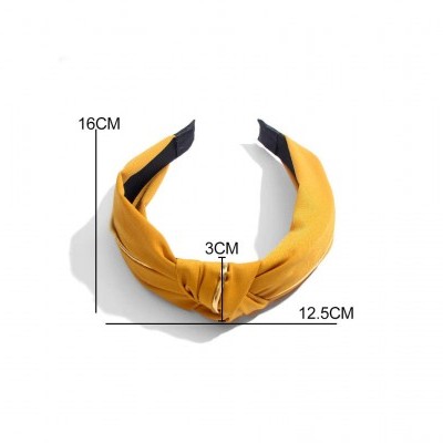 Faixa de cabelo amarelo mostarda com interior preto e nó frontal, medidas indicadas, fundo branco
