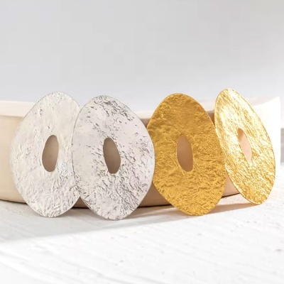 Brincos Donut Assimétrico