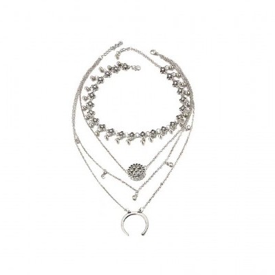 Conjunto de colares prateados com vários pendentes e correntes sobre fundo branco