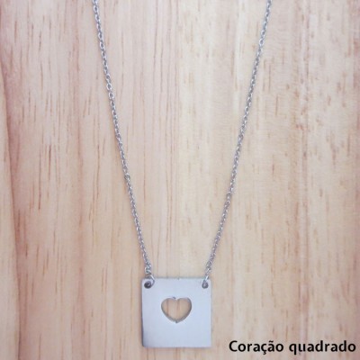 Colar com pendente quadrado prateado com recorte de coração