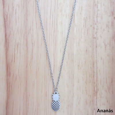 Colar prateado com pendente em forma de ananás em madeira clara