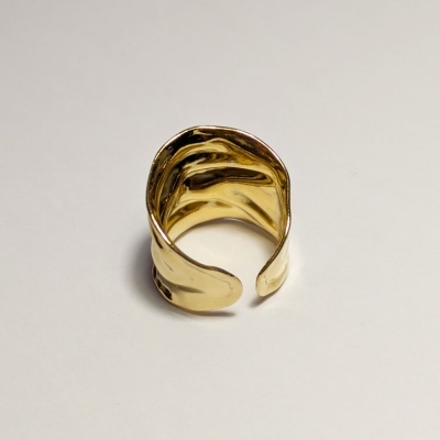 Anel aberto dourado com textura irregular