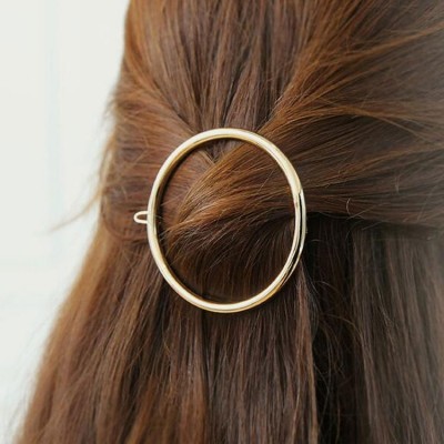 Acessório de cabelo circular dourado em cabelo castanho
