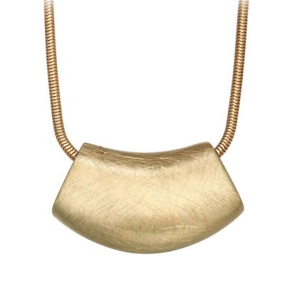 Colar com pendente dourado arqueado e textura riscada