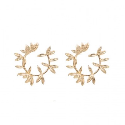 Brincos dourados em forma de ramos com folhas