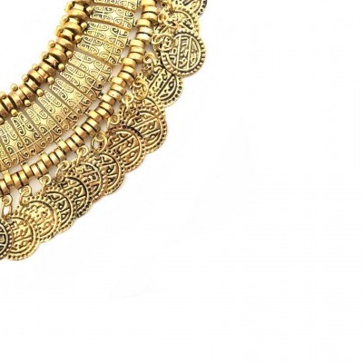 Colar dourado tipo gargantilha com pendentes redondos e texturas