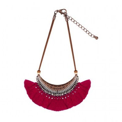 Colar com corrente castanha, pendente metálico prateado e franjas vermelhas