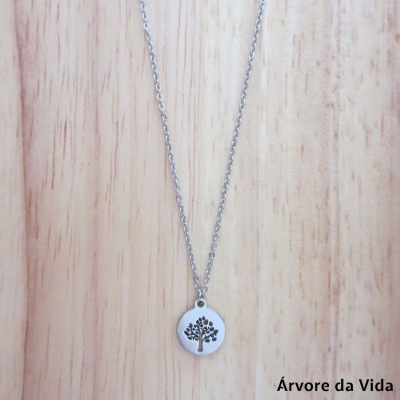 colar prateado com pendente redondo de árvore