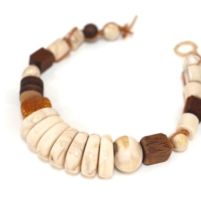 Colar Maxi em acrílico em madeira