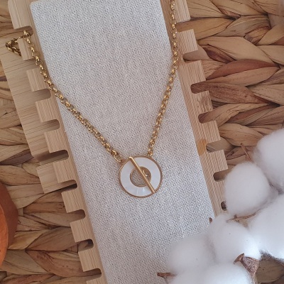 Corrente dourada com fecho em Madre Pérola