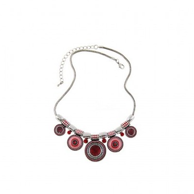 Colar prateado com pendentes vermelhos circulares sobre fundo branco
