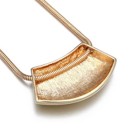 Colar com pendente geométrico dourado em fundo branco