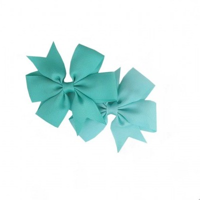 Duas molas de cabelo laço verdes rodeadas por laços coloridos