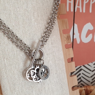 Colar de corrente dupla com pendentes em metal prateado