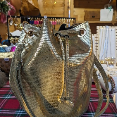 Mala redonda Dourada Pele