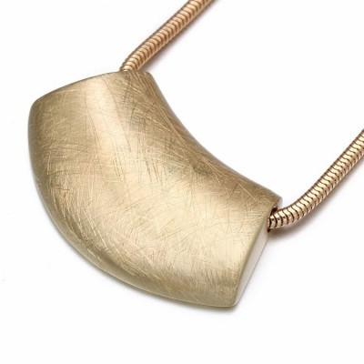 Colar em metal dourado com pendente curvado e textura riscada