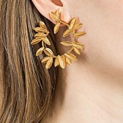 Brinco dourado com folhas detalhadas em formato circular