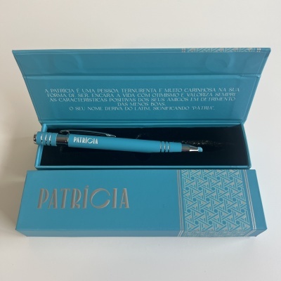 Caneta azul claro com nome PATRÍCIA dentro de estojo azul claro decorado